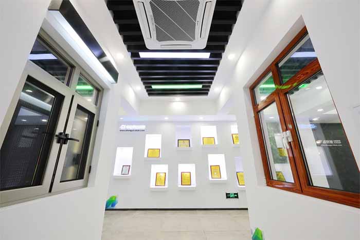 鋁型材定制開(kāi)模中亞鋁型材廠家榮譽(yù)墻